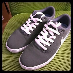 Nike SB Women’s Check SS Canvas 9M